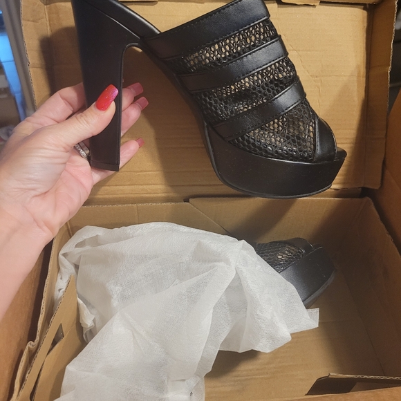 Womans Heels - Picture 1 of 2